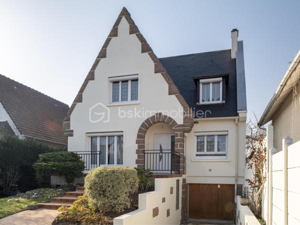 Découvrez cette belle maison individuelle située à Combs-la-Ville (77), au cœur d'un quartier pavillonnaire recherché et apprécié pour ses facilités et son cadre de vie.

Vous profiterez d'un emplacement idéal : les commerces essentiels (marché, boulangerie...) sont accessibles en quelques minutes (500m), la gare RER D est à proximité immédiate (850m) et l'ensemble des établissements scolaires (écoles, collège, lycée) se trouvent entre 700m et 1.000m.

Édifiée sur un terrain clos et arboré de 429 m², cette maison indépendante en très bon état général offre une surface habitable d'environ 126 m² idéalement répartie : 

* AU REZ-DE-CHAUSSEE : L'entrée dessert un double séjour traversant de 35 m² (orienté nord-est / sud-ouest). Ce niveau propose également une cuisine indépendante, une salle d'eau avec douche et un WC séparé.

* A L’ETAGE : L'espace nuit comprend 3 chambres (dont deux aux volumes généreux), un palier avec rangements et une seconde salle de bains (baignoire) avec WC.

* LE SOUS-SOL TOTAL : Un atout indéniable de modularité ! Il offre : une grande pièce de 23 m² (éclairée naturellement et chauffée, idéale pour un bureau indépendant, une salle de jeux, une buanderie), une pièce annexe de 11 m², un garage et un accès direct au jardin.

PRESTATIONS ET RENOVATIONS RECENTES :
* Toiture entièrement restaurée et traitée en 2025 (garantie décennale).
* Installation d'une chaudière gaz à condensation performante en 2022 (économies d'énergie).
* Une cuisine équipée.