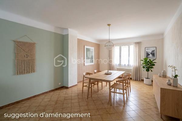 Découvrez cette belle maison individuelle située à Combs-la-Ville (77), au cœur d'un quartier pavillonnaire recherché et apprécié pour ses facilités et son cadre de vie.

Vous profiterez d'un emplacement idéal : les commerces essentiels (marché, boulangerie...) sont accessibles en quelques minutes (500m), la gare RER D est à proximité immédiate (850m) et l'ensemble des établissements scolaires (écoles, collège, lycée) se trouvent entre 700m et 1.000m.

Édifiée sur un terrain clos et arboré de 429 m², cette maison indépendante en très bon état général offre une surface habitable d'environ 126 m² idéalement répartie : 

* AU REZ-DE-CHAUSSEE : L'entrée dessert un double séjour traversant de 35 m² (orienté nord-est / sud-ouest). Ce niveau propose également une cuisine indépendante, une salle d'eau avec douche et un WC séparé.

* A L’ETAGE : L'espace nuit comprend 3 chambres (dont deux aux volumes généreux), un palier avec rangements et une seconde salle de bains (baignoire) avec WC.

* LE SOUS-SOL TOTAL : Un atout indéniable de modularité ! Il offre : une grande pièce de 23 m² (éclairée naturellement et chauffée, idéale pour un bureau indépendant, une salle de jeux, une buanderie), une pièce annexe de 11 m², un garage et un accès direct au jardin.

PRESTATIONS ET RENOVATIONS RECENTES :
* Toiture entièrement restaurée et traitée en 2025 (garantie décennale).
* Installation d'une chaudière gaz à condensation performante en 2022 (économies d'énergie).
* Une cuisine équipée.