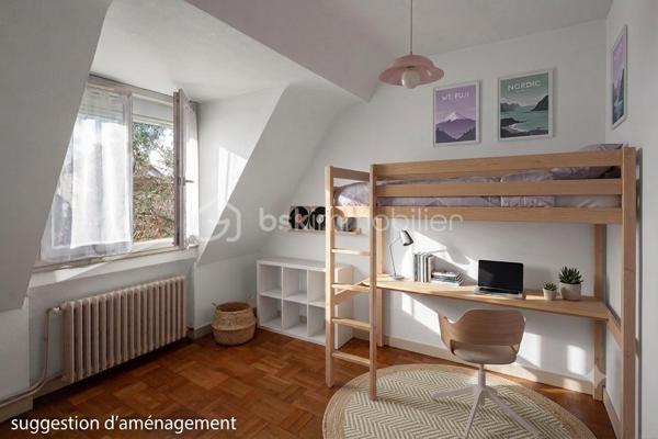 Découvrez cette belle maison individuelle située à Combs-la-Ville (77), au cœur d'un quartier pavillonnaire recherché et apprécié pour ses facilités et son cadre de vie.

Vous profiterez d'un emplacement idéal : les commerces essentiels (marché, boulangerie...) sont accessibles en quelques minutes (500m), la gare RER D est à proximité immédiate (850m) et l'ensemble des établissements scolaires (écoles, collège, lycée) se trouvent entre 700m et 1.000m.

Édifiée sur un terrain clos et arboré de 429 m², cette maison indépendante en très bon état général offre une surface habitable d'environ 126 m² idéalement répartie : 

* AU REZ-DE-CHAUSSEE : L'entrée dessert un double séjour traversant de 35 m² (orienté nord-est / sud-ouest). Ce niveau propose également une cuisine indépendante, une salle d'eau avec douche et un WC séparé.

* A L’ETAGE : L'espace nuit comprend 3 chambres (dont deux aux volumes généreux), un palier avec rangements et une seconde salle de bains (baignoire) avec WC.

* LE SOUS-SOL TOTAL : Un atout indéniable de modularité ! Il offre : une grande pièce de 23 m² (éclairée naturellement et chauffée, idéale pour un bureau indépendant, une salle de jeux, une buanderie), une pièce annexe de 11 m², un garage et un accès direct au jardin.

PRESTATIONS ET RENOVATIONS RECENTES :
* Toiture entièrement restaurée et traitée en 2025 (garantie décennale).
* Installation d'une chaudière gaz à condensation performante en 2022 (économies d'énergie).
* Une cuisine équipée.