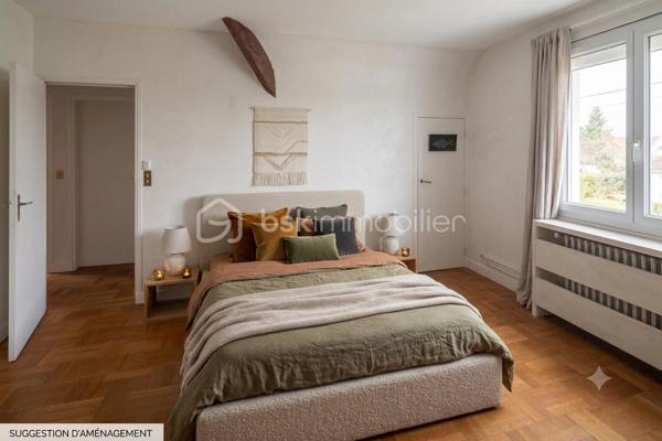 Découvrez cette belle maison individuelle située à Combs-la-Ville (77), au cœur d'un quartier pavillonnaire recherché et apprécié pour ses facilités et son cadre de vie.

Vous profiterez d'un emplacement idéal : les commerces essentiels (marché, boulangerie...) sont accessibles en quelques minutes (500m), la gare RER D est à proximité immédiate (850m) et l'ensemble des établissements scolaires (écoles, collège, lycée) se trouvent entre 700m et 1.000m.

Édifiée sur un terrain clos et arboré de 429 m², cette maison indépendante en très bon état général offre une surface habitable d'environ 126 m² idéalement répartie : 

* AU REZ-DE-CHAUSSEE : L'entrée dessert un double séjour traversant de 35 m² (orienté nord-est / sud-ouest). Ce niveau propose également une cuisine indépendante, une salle d'eau avec douche et un WC séparé.

* A L’ETAGE : L'espace nuit comprend 3 chambres (dont deux aux volumes généreux), un palier avec rangements et une seconde salle de bains (baignoire) avec WC.

* LE SOUS-SOL TOTAL : Un atout indéniable de modularité ! Il offre : une grande pièce de 23 m² (éclairée naturellement et chauffée, idéale pour un bureau indépendant, une salle de jeux, une buanderie), une pièce annexe de 11 m², un garage et un accès direct au jardin.

PRESTATIONS ET RENOVATIONS RECENTES :
* Toiture entièrement restaurée et traitée en 2025 (garantie décennale).
* Installation d'une chaudière gaz à condensation performante en 2022 (économies d'énergie).
* Une cuisine équipée.