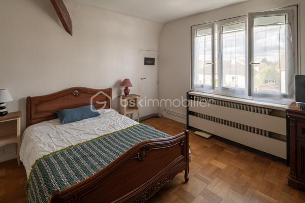 Découvrez cette belle maison individuelle située à Combs-la-Ville (77), au cœur d'un quartier pavillonnaire recherché et apprécié pour ses facilités et son cadre de vie.

Vous profiterez d'un emplacement idéal : les commerces essentiels (marché, boulangerie...) sont accessibles en quelques minutes (500m), la gare RER D est à proximité immédiate (850m) et l'ensemble des établissements scolaires (écoles, collège, lycée) se trouvent entre 700m et 1.000m.

Édifiée sur un terrain clos et arboré de 429 m², cette maison indépendante en très bon état général offre une surface habitable d'environ 126 m² idéalement répartie : 

* AU REZ-DE-CHAUSSEE : L'entrée dessert un double séjour traversant de 35 m² (orienté nord-est / sud-ouest). Ce niveau propose également une cuisine indépendante, une salle d'eau avec douche et un WC séparé.

* A L’ETAGE : L'espace nuit comprend 3 chambres (dont deux aux volumes généreux), un palier avec rangements et une seconde salle de bains (baignoire) avec WC.

* LE SOUS-SOL TOTAL : Un atout indéniable de modularité ! Il offre : une grande pièce de 23 m² (éclairée naturellement et chauffée, idéale pour un bureau indépendant, une salle de jeux, une buanderie), une pièce annexe de 11 m², un garage et un accès direct au jardin.

PRESTATIONS ET RENOVATIONS RECENTES :
* Toiture entièrement restaurée et traitée en 2025 (garantie décennale).
* Installation d'une chaudière gaz à condensation performante en 2022 (économies d'énergie).
* Une cuisine équipée.