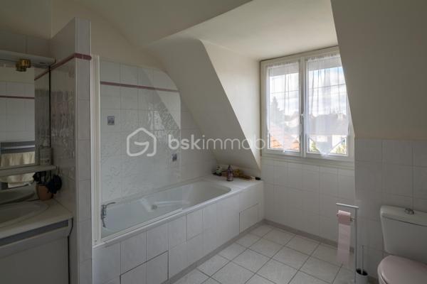 Découvrez cette belle maison individuelle située à Combs-la-Ville (77), au cœur d'un quartier pavillonnaire recherché et apprécié pour ses facilités et son cadre de vie.

Vous profiterez d'un emplacement idéal : les commerces essentiels (marché, boulangerie...) sont accessibles en quelques minutes (500m), la gare RER D est à proximité immédiate (850m) et l'ensemble des établissements scolaires (écoles, collège, lycée) se trouvent entre 700m et 1.000m.

Édifiée sur un terrain clos et arboré de 429 m², cette maison indépendante en très bon état général offre une surface habitable d'environ 126 m² idéalement répartie : 

* AU REZ-DE-CHAUSSEE : L'entrée dessert un double séjour traversant de 35 m² (orienté nord-est / sud-ouest). Ce niveau propose également une cuisine indépendante, une salle d'eau avec douche et un WC séparé.

* A L’ETAGE : L'espace nuit comprend 3 chambres (dont deux aux volumes généreux), un palier avec rangements et une seconde salle de bains (baignoire) avec WC.

* LE SOUS-SOL TOTAL : Un atout indéniable de modularité ! Il offre : une grande pièce de 23 m² (éclairée naturellement et chauffée, idéale pour un bureau indépendant, une salle de jeux, une buanderie), une pièce annexe de 11 m², un garage et un accès direct au jardin.

PRESTATIONS ET RENOVATIONS RECENTES :
* Toiture entièrement restaurée et traitée en 2025 (garantie décennale).
* Installation d'une chaudière gaz à condensation performante en 2022 (économies d'énergie).
* Une cuisine équipée.