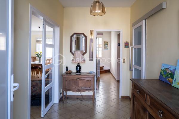 Découvrez cette belle maison individuelle située à Combs-la-Ville (77), au cœur d'un quartier pavillonnaire recherché et apprécié pour ses facilités et son cadre de vie.

Vous profiterez d'un emplacement idéal : les commerces essentiels (marché, boulangerie...) sont accessibles en quelques minutes (500m), la gare RER D est à proximité immédiate (850m) et l'ensemble des établissements scolaires (écoles, collège, lycée) se trouvent entre 700m et 1.000m.

Édifiée sur un terrain clos et arboré de 429 m², cette maison indépendante en très bon état général offre une surface habitable d'environ 126 m² idéalement répartie : 

* AU REZ-DE-CHAUSSEE : L'entrée dessert un double séjour traversant de 35 m² (orienté nord-est / sud-ouest). Ce niveau propose également une cuisine indépendante, une salle d'eau avec douche et un WC séparé.

* A L’ETAGE : L'espace nuit comprend 3 chambres (dont deux aux volumes généreux), un palier avec rangements et une seconde salle de bains (baignoire) avec WC.

* LE SOUS-SOL TOTAL : Un atout indéniable de modularité ! Il offre : une grande pièce de 23 m² (éclairée naturellement et chauffée, idéale pour un bureau indépendant, une salle de jeux, une buanderie), une pièce annexe de 11 m², un garage et un accès direct au jardin.

PRESTATIONS ET RENOVATIONS RECENTES :
* Toiture entièrement restaurée et traitée en 2025 (garantie décennale).
* Installation d'une chaudière gaz à condensation performante en 2022 (économies d'énergie).
* Une cuisine équipée.