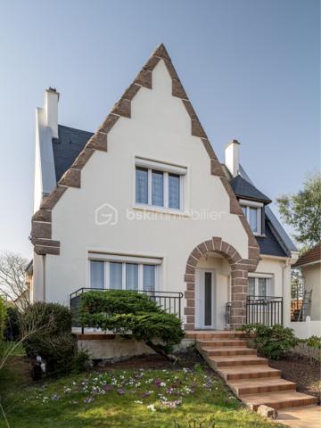 Découvrez cette belle maison individuelle située à Combs-la-Ville (77), au cœur d'un quartier pavillonnaire recherché et apprécié pour ses facilités et son cadre de vie.

Vous profiterez d'un emplacement idéal : les commerces essentiels (marché, boulangerie...) sont accessibles en quelques minutes (500m), la gare RER D est à proximité immédiate (850m) et l'ensemble des établissements scolaires (écoles, collège, lycée) se trouvent entre 700m et 1.000m.

Édifiée sur un terrain clos et arboré de 429 m², cette maison indépendante en très bon état général offre une surface habitable d'environ 126 m² idéalement répartie : 

* AU REZ-DE-CHAUSSEE : L'entrée dessert un double séjour traversant de 35 m² (orienté nord-est / sud-ouest). Ce niveau propose également une cuisine indépendante, une salle d'eau avec douche et un WC séparé.

* A L’ETAGE : L'espace nuit comprend 3 chambres (dont deux aux volumes généreux), un palier avec rangements et une seconde salle de bains (baignoire) avec WC.

* LE SOUS-SOL TOTAL : Un atout indéniable de modularité ! Il offre : une grande pièce de 23 m² (éclairée naturellement et chauffée, idéale pour un bureau indépendant, une salle de jeux, une buanderie), une pièce annexe de 11 m², un garage et un accès direct au jardin.

PRESTATIONS ET RENOVATIONS RECENTES :
* Toiture entièrement restaurée et traitée en 2025 (garantie décennale).
* Installation d'une chaudière gaz à condensation performante en 2022 (économies d'énergie).
* Une cuisine équipée.