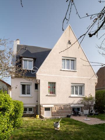 Découvrez cette belle maison individuelle située à Combs-la-Ville (77), au cœur d'un quartier pavillonnaire recherché et apprécié pour ses facilités et son cadre de vie.

Vous profiterez d'un emplacement idéal : les commerces essentiels (marché, boulangerie...) sont accessibles en quelques minutes (500m), la gare RER D est à proximité immédiate (850m) et l'ensemble des établissements scolaires (écoles, collège, lycée) se trouvent entre 700m et 1.000m.

Édifiée sur un terrain clos et arboré de 429 m², cette maison indépendante en très bon état général offre une surface habitable d'environ 126 m² idéalement répartie : 

* AU REZ-DE-CHAUSSEE : L'entrée dessert un double séjour traversant de 35 m² (orienté nord-est / sud-ouest). Ce niveau propose également une cuisine indépendante, une salle d'eau avec douche et un WC séparé.

* A L’ETAGE : L'espace nuit comprend 3 chambres (dont deux aux volumes généreux), un palier avec rangements et une seconde salle de bains (baignoire) avec WC.

* LE SOUS-SOL TOTAL : Un atout indéniable de modularité ! Il offre : une grande pièce de 23 m² (éclairée naturellement et chauffée, idéale pour un bureau indépendant, une salle de jeux, une buanderie), une pièce annexe de 11 m², un garage et un accès direct au jardin.

PRESTATIONS ET RENOVATIONS RECENTES :
* Toiture entièrement restaurée et traitée en 2025 (garantie décennale).
* Installation d'une chaudière gaz à condensation performante en 2022 (économies d'énergie).
* Une cuisine équipée.
