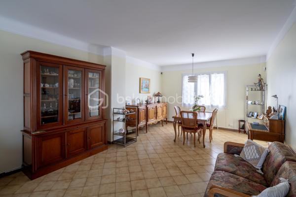Découvrez cette belle maison individuelle située à Combs-la-Ville (77), au cœur d'un quartier pavillonnaire recherché et apprécié pour ses facilités et son cadre de vie.

Vous profiterez d'un emplacement idéal : les commerces essentiels (marché, boulangerie...) sont accessibles en quelques minutes (500m), la gare RER D est à proximité immédiate (850m) et l'ensemble des établissements scolaires (écoles, collège, lycée) se trouvent entre 700m et 1.000m.

Édifiée sur un terrain clos et arboré de 429 m², cette maison indépendante en très bon état général offre une surface habitable d'environ 126 m² idéalement répartie : 

* AU REZ-DE-CHAUSSEE : L'entrée dessert un double séjour traversant de 35 m² (orienté nord-est / sud-ouest). Ce niveau propose également une cuisine indépendante, une salle d'eau avec douche et un WC séparé.

* A L’ETAGE : L'espace nuit comprend 3 chambres (dont deux aux volumes généreux), un palier avec rangements et une seconde salle de bains (baignoire) avec WC.

* LE SOUS-SOL TOTAL : Un atout indéniable de modularité ! Il offre : une grande pièce de 23 m² (éclairée naturellement et chauffée, idéale pour un bureau indépendant, une salle de jeux, une buanderie), une pièce annexe de 11 m², un garage et un accès direct au jardin.

PRESTATIONS ET RENOVATIONS RECENTES :
* Toiture entièrement restaurée et traitée en 2025 (garantie décennale).
* Installation d'une chaudière gaz à condensation performante en 2022 (économies d'énergie).
* Une cuisine équipée.