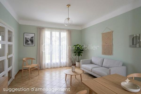 Découvrez cette belle maison individuelle située à Combs-la-Ville (77), au cœur d'un quartier pavillonnaire recherché et apprécié pour ses facilités et son cadre de vie.

Vous profiterez d'un emplacement idéal : les commerces essentiels (marché, boulangerie...) sont accessibles en quelques minutes (500m), la gare RER D est à proximité immédiate (850m) et l'ensemble des établissements scolaires (écoles, collège, lycée) se trouvent entre 700m et 1.000m.

Édifiée sur un terrain clos et arboré de 429 m², cette maison indépendante en très bon état général offre une surface habitable d'environ 126 m² idéalement répartie : 

* AU REZ-DE-CHAUSSEE : L'entrée dessert un double séjour traversant de 35 m² (orienté nord-est / sud-ouest). Ce niveau propose également une cuisine indépendante, une salle d'eau avec douche et un WC séparé.

* A L’ETAGE : L'espace nuit comprend 3 chambres (dont deux aux volumes généreux), un palier avec rangements et une seconde salle de bains (baignoire) avec WC.

* LE SOUS-SOL TOTAL : Un atout indéniable de modularité ! Il offre : une grande pièce de 23 m² (éclairée naturellement et chauffée, idéale pour un bureau indépendant, une salle de jeux, une buanderie), une pièce annexe de 11 m², un garage et un accès direct au jardin.

PRESTATIONS ET RENOVATIONS RECENTES :
* Toiture entièrement restaurée et traitée en 2025 (garantie décennale).
* Installation d'une chaudière gaz à condensation performante en 2022 (économies d'énergie).
* Une cuisine équipée.