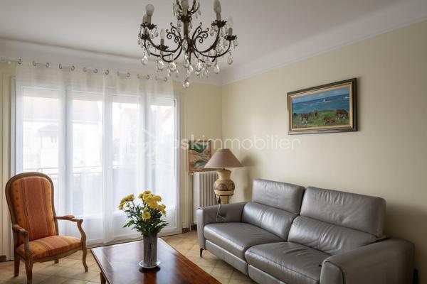 Découvrez cette belle maison individuelle située à Combs-la-Ville (77), au cœur d'un quartier pavillonnaire recherché et apprécié pour ses facilités et son cadre de vie.

Vous profiterez d'un emplacement idéal : les commerces essentiels (marché, boulangerie...) sont accessibles en quelques minutes (500m), la gare RER D est à proximité immédiate (850m) et l'ensemble des établissements scolaires (écoles, collège, lycée) se trouvent entre 700m et 1.000m.

Édifiée sur un terrain clos et arboré de 429 m², cette maison indépendante en très bon état général offre une surface habitable d'environ 126 m² idéalement répartie : 

* AU REZ-DE-CHAUSSEE : L'entrée dessert un double séjour traversant de 35 m² (orienté nord-est / sud-ouest). Ce niveau propose également une cuisine indépendante, une salle d'eau avec douche et un WC séparé.

* A L’ETAGE : L'espace nuit comprend 3 chambres (dont deux aux volumes généreux), un palier avec rangements et une seconde salle de bains (baignoire) avec WC.

* LE SOUS-SOL TOTAL : Un atout indéniable de modularité ! Il offre : une grande pièce de 23 m² (éclairée naturellement et chauffée, idéale pour un bureau indépendant, une salle de jeux, une buanderie), une pièce annexe de 11 m², un garage et un accès direct au jardin.

PRESTATIONS ET RENOVATIONS RECENTES :
* Toiture entièrement restaurée et traitée en 2025 (garantie décennale).
* Installation d'une chaudière gaz à condensation performante en 2022 (économies d'énergie).
* Une cuisine équipée.