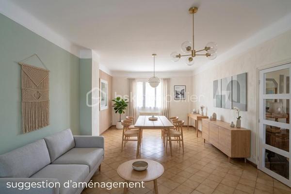 Découvrez cette belle maison individuelle située à Combs-la-Ville (77), au cœur d'un quartier pavillonnaire recherché et apprécié pour ses facilités et son cadre de vie.

Vous profiterez d'un emplacement idéal : les commerces essentiels (marché, boulangerie...) sont accessibles en quelques minutes (500m), la gare RER D est à proximité immédiate (850m) et l'ensemble des établissements scolaires (écoles, collège, lycée) se trouvent entre 700m et 1.000m.

Édifiée sur un terrain clos et arboré de 429 m², cette maison indépendante en très bon état général offre une surface habitable d'environ 126 m² idéalement répartie : 

* AU REZ-DE-CHAUSSEE : L'entrée dessert un double séjour traversant de 35 m² (orienté nord-est / sud-ouest). Ce niveau propose également une cuisine indépendante, une salle d'eau avec douche et un WC séparé.

* A L’ETAGE : L'espace nuit comprend 3 chambres (dont deux aux volumes généreux), un palier avec rangements et une seconde salle de bains (baignoire) avec WC.

* LE SOUS-SOL TOTAL : Un atout indéniable de modularité ! Il offre : une grande pièce de 23 m² (éclairée naturellement et chauffée, idéale pour un bureau indépendant, une salle de jeux, une buanderie), une pièce annexe de 11 m², un garage et un accès direct au jardin.

PRESTATIONS ET RENOVATIONS RECENTES :
* Toiture entièrement restaurée et traitée en 2025 (garantie décennale).
* Installation d'une chaudière gaz à condensation performante en 2022 (économies d'énergie).
* Une cuisine équipée.