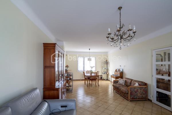 Découvrez cette belle maison individuelle située à Combs-la-Ville (77), au cœur d'un quartier pavillonnaire recherché et apprécié pour ses facilités et son cadre de vie.

Vous profiterez d'un emplacement idéal : les commerces essentiels (marché, boulangerie...) sont accessibles en quelques minutes (500m), la gare RER D est à proximité immédiate (850m) et l'ensemble des établissements scolaires (écoles, collège, lycée) se trouvent entre 700m et 1.000m.

Édifiée sur un terrain clos et arboré de 429 m², cette maison indépendante en très bon état général offre une surface habitable d'environ 126 m² idéalement répartie : 

* AU REZ-DE-CHAUSSEE : L'entrée dessert un double séjour traversant de 35 m² (orienté nord-est / sud-ouest). Ce niveau propose également une cuisine indépendante, une salle d'eau avec douche et un WC séparé.

* A L’ETAGE : L'espace nuit comprend 3 chambres (dont deux aux volumes généreux), un palier avec rangements et une seconde salle de bains (baignoire) avec WC.

* LE SOUS-SOL TOTAL : Un atout indéniable de modularité ! Il offre : une grande pièce de 23 m² (éclairée naturellement et chauffée, idéale pour un bureau indépendant, une salle de jeux, une buanderie), une pièce annexe de 11 m², un garage et un accès direct au jardin.

PRESTATIONS ET RENOVATIONS RECENTES :
* Toiture entièrement restaurée et traitée en 2025 (garantie décennale).
* Installation d'une chaudière gaz à condensation performante en 2022 (économies d'énergie).
* Une cuisine équipée.