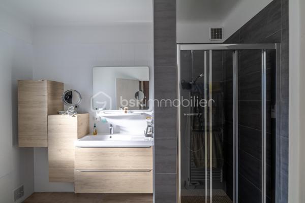 Découvrez cette belle maison individuelle située à Combs-la-Ville (77), au cœur d'un quartier pavillonnaire recherché et apprécié pour ses facilités et son cadre de vie.

Vous profiterez d'un emplacement idéal : les commerces essentiels (marché, boulangerie...) sont accessibles en quelques minutes (500m), la gare RER D est à proximité immédiate (850m) et l'ensemble des établissements scolaires (écoles, collège, lycée) se trouvent entre 700m et 1.000m.

Édifiée sur un terrain clos et arboré de 429 m², cette maison indépendante en très bon état général offre une surface habitable d'environ 126 m² idéalement répartie : 

* AU REZ-DE-CHAUSSEE : L'entrée dessert un double séjour traversant de 35 m² (orienté nord-est / sud-ouest). Ce niveau propose également une cuisine indépendante, une salle d'eau avec douche et un WC séparé.

* A L’ETAGE : L'espace nuit comprend 3 chambres (dont deux aux volumes généreux), un palier avec rangements et une seconde salle de bains (baignoire) avec WC.

* LE SOUS-SOL TOTAL : Un atout indéniable de modularité ! Il offre : une grande pièce de 23 m² (éclairée naturellement et chauffée, idéale pour un bureau indépendant, une salle de jeux, une buanderie), une pièce annexe de 11 m², un garage et un accès direct au jardin.

PRESTATIONS ET RENOVATIONS RECENTES :
* Toiture entièrement restaurée et traitée en 2025 (garantie décennale).
* Installation d'une chaudière gaz à condensation performante en 2022 (économies d'énergie).
* Une cuisine équipée.