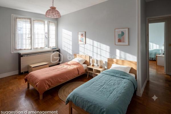 Découvrez cette belle maison individuelle située à Combs-la-Ville (77), au cœur d'un quartier pavillonnaire recherché et apprécié pour ses facilités et son cadre de vie.

Vous profiterez d'un emplacement idéal : les commerces essentiels (marché, boulangerie...) sont accessibles en quelques minutes (500m), la gare RER D est à proximité immédiate (850m) et l'ensemble des établissements scolaires (écoles, collège, lycée) se trouvent entre 700m et 1.000m.

Édifiée sur un terrain clos et arboré de 429 m², cette maison indépendante en très bon état général offre une surface habitable d'environ 126 m² idéalement répartie : 

* AU REZ-DE-CHAUSSEE : L'entrée dessert un double séjour traversant de 35 m² (orienté nord-est / sud-ouest). Ce niveau propose également une cuisine indépendante, une salle d'eau avec douche et un WC séparé.

* A L’ETAGE : L'espace nuit comprend 3 chambres (dont deux aux volumes généreux), un palier avec rangements et une seconde salle de bains (baignoire) avec WC.

* LE SOUS-SOL TOTAL : Un atout indéniable de modularité ! Il offre : une grande pièce de 23 m² (éclairée naturellement et chauffée, idéale pour un bureau indépendant, une salle de jeux, une buanderie), une pièce annexe de 11 m², un garage et un accès direct au jardin.

PRESTATIONS ET RENOVATIONS RECENTES :
* Toiture entièrement restaurée et traitée en 2025 (garantie décennale).
* Installation d'une chaudière gaz à condensation performante en 2022 (économies d'énergie).
* Une cuisine équipée.