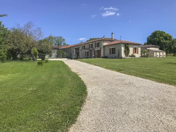 Jolie maison en pierre avec piscine au cœur du village