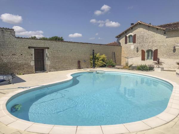 Jolie maison en pierre avec piscine au cœur du village