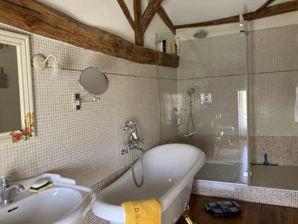 Jolie maison en pierre avec piscine au cœur du village