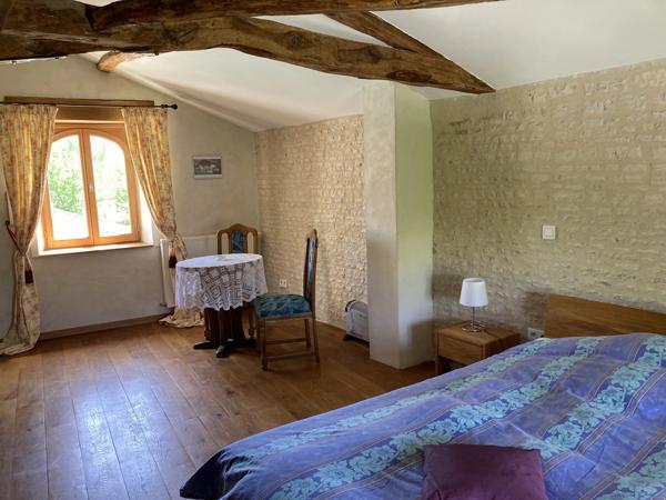 Jolie maison en pierre avec piscine au cœur du village