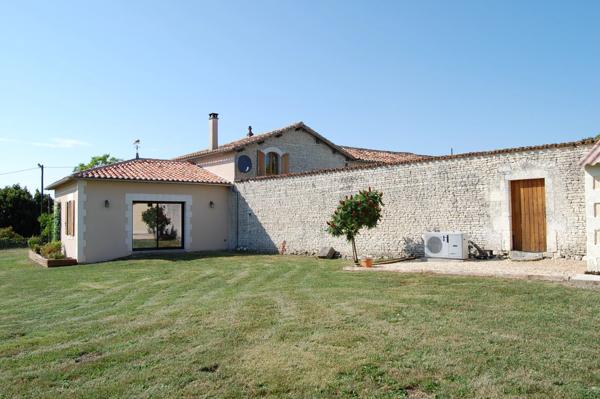 Jolie maison en pierre avec piscine au cœur du village