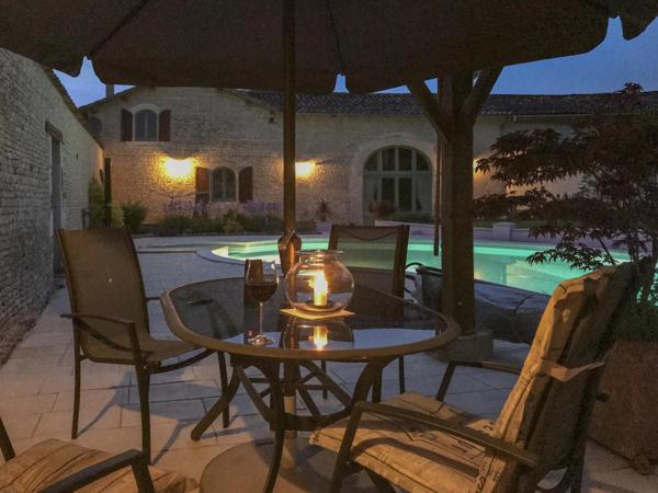Jolie maison en pierre avec piscine au cœur du village