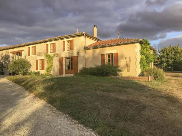 Jolie maison en pierre avec piscine au cœur du village