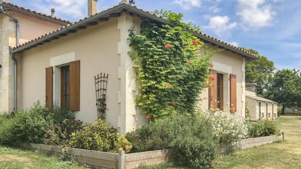 Jolie maison en pierre avec piscine au cœur du village