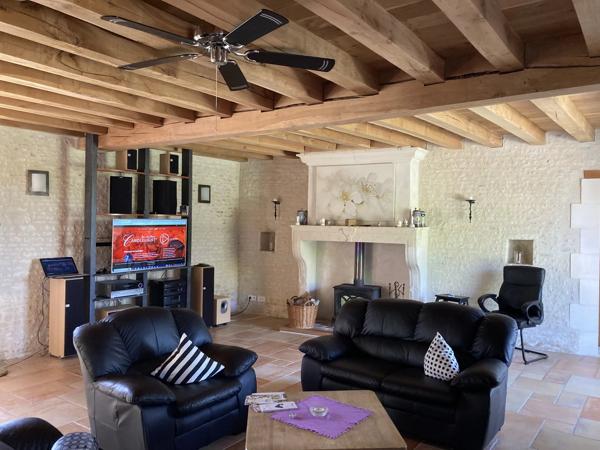 Jolie maison en pierre avec piscine au cœur du village