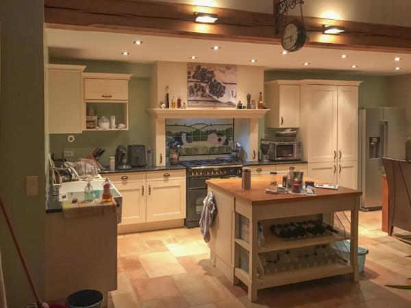 Jolie maison en pierre avec piscine au cœur du village