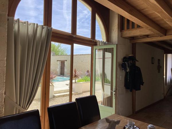 Jolie maison en pierre avec piscine au cœur du village