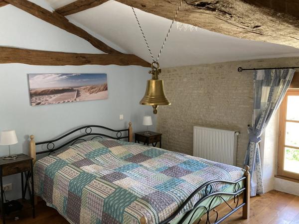 Jolie maison en pierre avec piscine au cœur du village