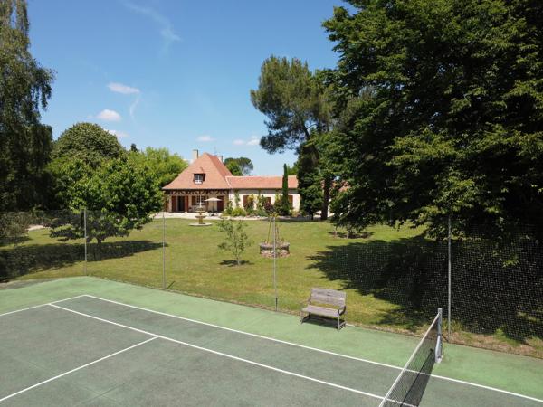 Belle villa avec terrain de tennis et piscine à quelques minutes de Bergerac