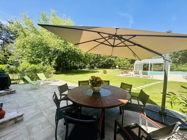 Belle villa avec terrain de tennis et piscine à quelques minutes de Bergerac