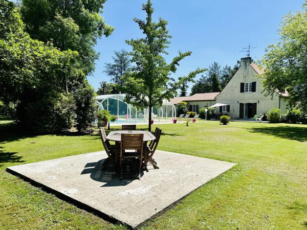 Belle villa avec terrain de tennis et piscine à quelques minutes de Bergerac