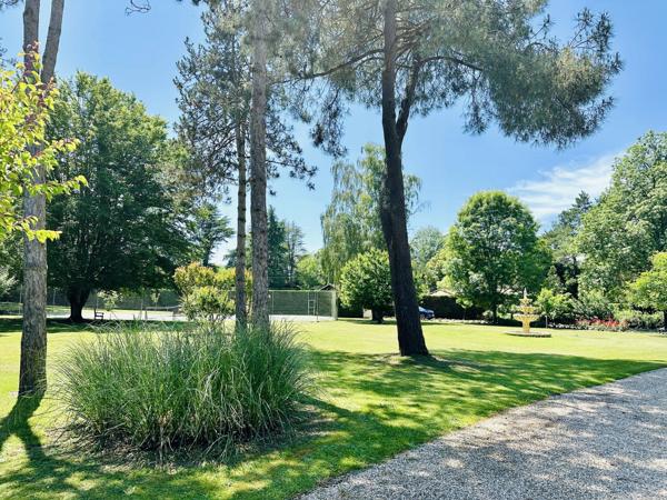 Belle villa avec terrain de tennis et piscine à quelques minutes de Bergerac