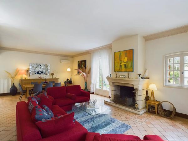 Belle villa avec terrain de tennis et piscine à quelques minutes de Bergerac