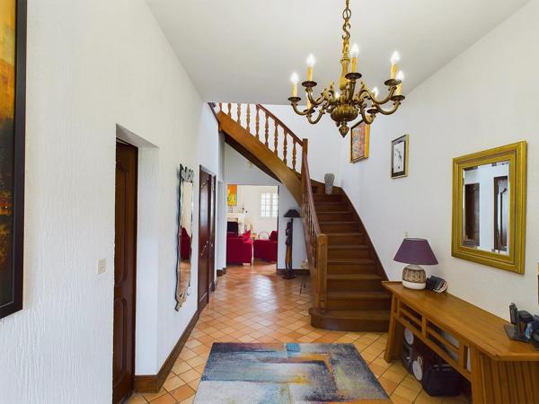 Belle villa avec terrain de tennis et piscine à quelques minutes de Bergerac