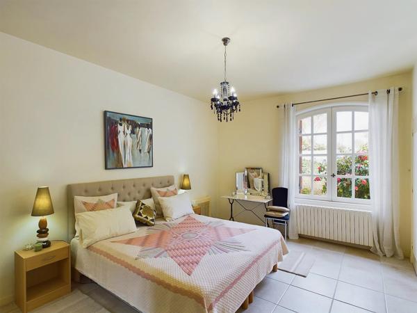 Belle villa avec terrain de tennis et piscine à quelques minutes de Bergerac