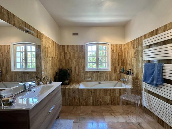 Belle villa avec terrain de tennis et piscine à quelques minutes de Bergerac