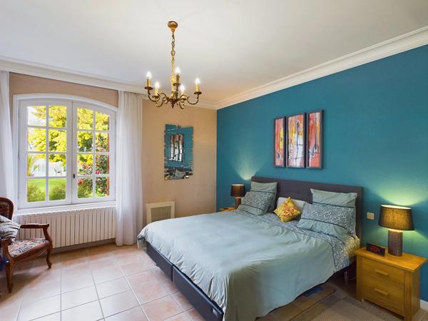 Belle villa avec terrain de tennis et piscine à quelques minutes de Bergerac