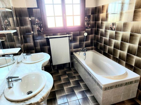 Courcelles Sur Seine, Maison sur sous-sol total de 150 m2 - 5 chambres  + garage exterieur - sur un terrain plat de  716 m2 -  Prix :  272.000