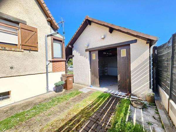 Courcelles Sur Seine, Maison sur sous-sol total de 150 m2 - 5 chambres  + garage exterieur - sur un terrain plat de  716 m2 -  Prix :  272.000