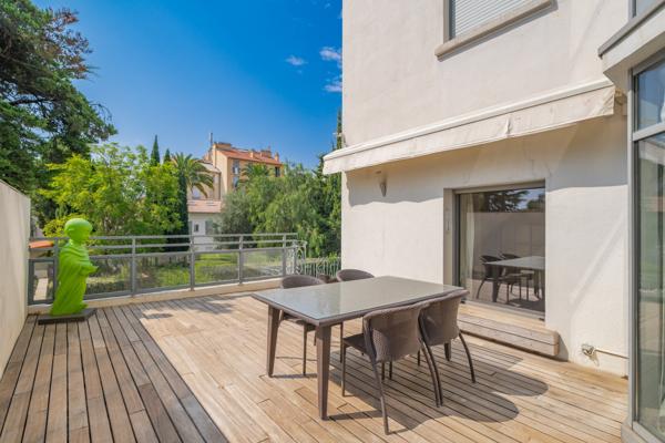 Cannes centre – Grand appartement bourgeois de 4 pièces avec extérieurs de 50 m²