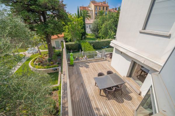 Cannes centre – Grand appartement bourgeois de 4 pièces avec extérieurs de 50 m²