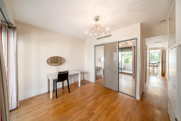 Cannes centre – Grand appartement bourgeois de 4 pièces avec extérieurs de 50 m²