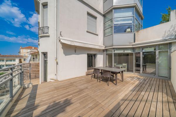Cannes centre – Grand appartement bourgeois de 4 pièces avec extérieurs de 50 m²