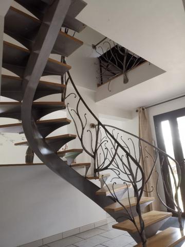 Ensemble immobilier dans petite zone artisanale .