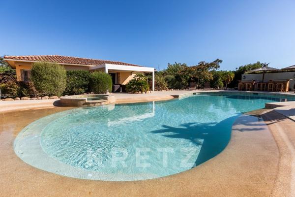 Villa avec piscine, jacuzzi et terrain de tennis.