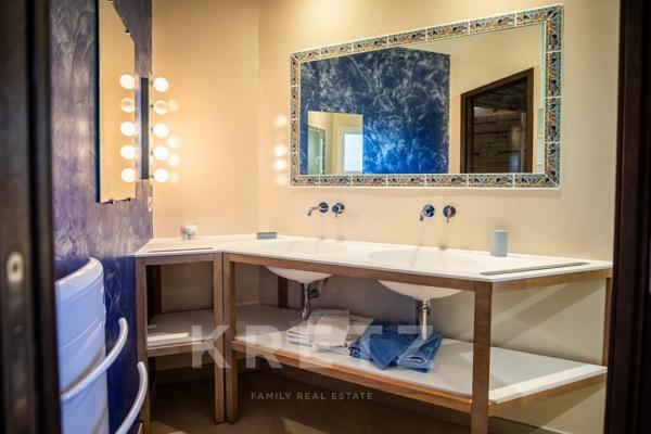 Villa avec piscine, jacuzzi et terrain de tennis.