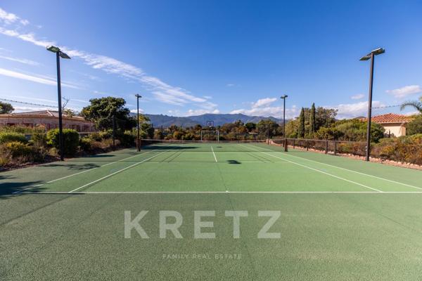 Villa avec piscine, jacuzzi et terrain de tennis.