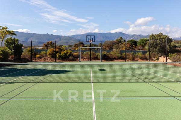 Villa avec piscine, jacuzzi et terrain de tennis.