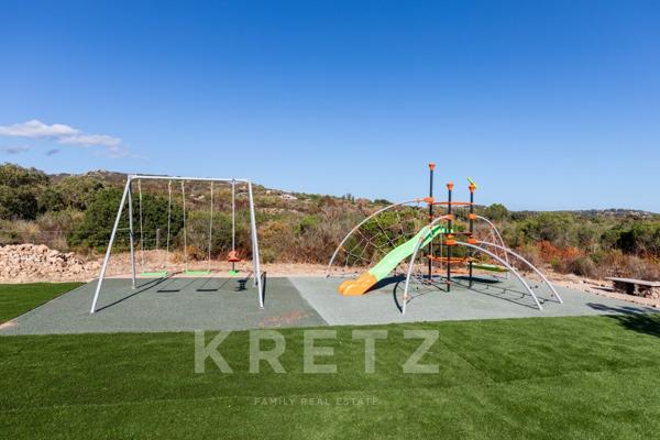 Villa avec piscine, jacuzzi et terrain de tennis.