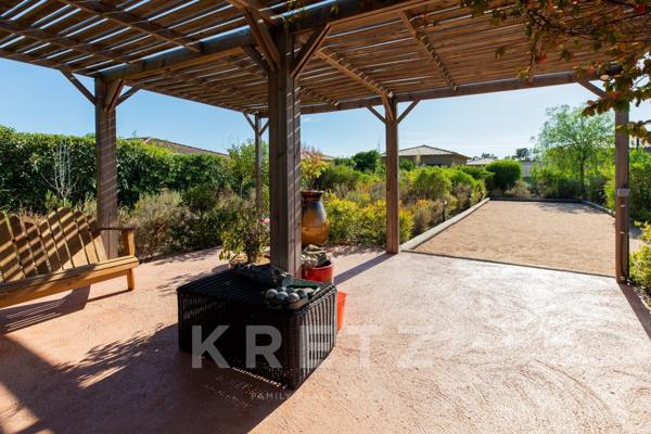 Villa avec piscine, jacuzzi et terrain de tennis.